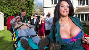 Безумный секс с шикарной медсестрой с гигантскими сиськами