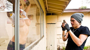 Порно извращенца со стройной сексуальной блондинкой с татуировками