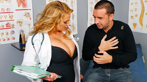 Секс аппетитной докторши с пациентом на досмотре