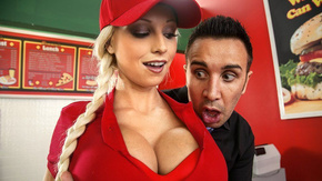 Смотреть порно молодой блондинки кассирши с начальником