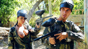 Смотреть страстный секс со стройной брюнеткой после игры в пейнтбол