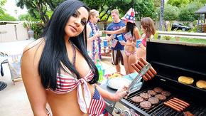 Смотреть секс на вечеринке у бассейна со стройной горячей брюнеткой