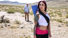 Порно сексуальной татуированной красотки с чуваком на улице