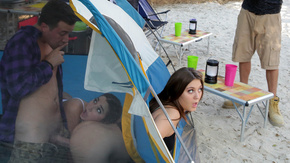 Жаркий секс втроем на природе в палатке