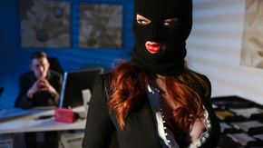 Порно сексуальной рыжей девки с начальником на столе