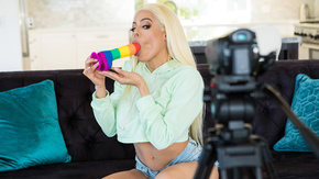 Порно горячей молодой шлюхи со своим жеребцом перед веб-камерой