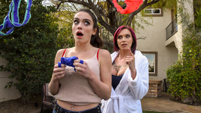 Лесбийское порно татуированной горячей шлюхи с молодой темноволосой соседкой на кухне