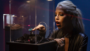 Межрассовое анальное порно сексуальной грудастой блонды с темнокожим охранником