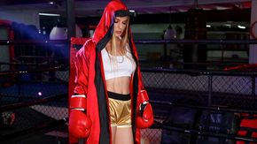 Секс молодой спортивной малышки с опытным самцом на ринге