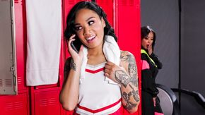 Мулатки лесбиянки трахаются в раздевалке