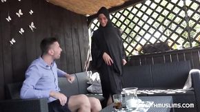 Жена шейха повелась на большой член незнакомца и дала ему прямо на улице