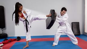 Межрасовое порно с худой мулаткой на тренировке