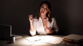 Секс в пизду с брюнеткой в комнате допроса