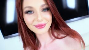 Порно с сексуальной рыжей бестией в красном платье