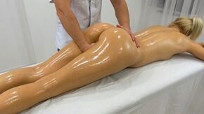 Жопастая блонда делает минет и ебется с массажистом