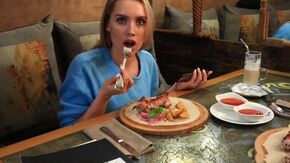 Русская красотка делает парню минет в ресторане