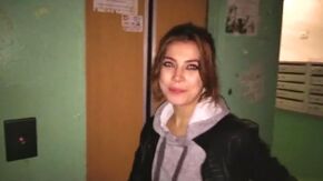 Трахнул молодую шлюшку в подъезде
