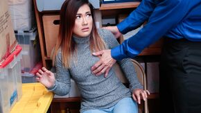 Чувак насилует красотку в подсобке офиса