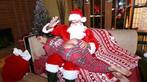 Горячий Санта трахнул в пилотку жопастую брюнетку