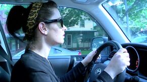 Дрочит киску в машине и делает ебарю минет