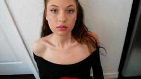 Минет от первого лица в исполнении классной брюнетки