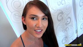 Секс с милой брюнеткой от первого лица