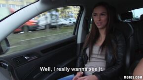 Порно в машине с сексуальной брюнеткой