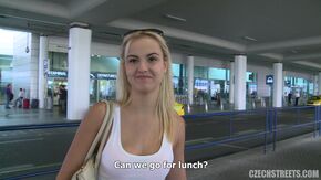 Пикапер трахнул блондинку в машине