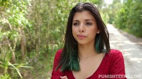 Жесткое порно с молоденькой брюнеткой