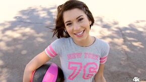 Юная красотка отсасывает член и ебется в пизду