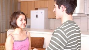 Ебет миниатюрную шлюшку в киску