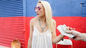 Похотливая блондинка трахается в пизду за деньги