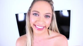 Юная красотка делает глубокий минет и ебется в письку