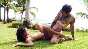 Порно на пляже с обворожительной брюнеткой