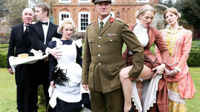 Порно элегантного парня с грудастыми горничными