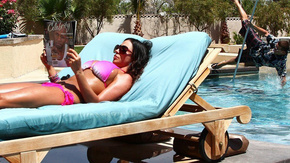 Межрасовый секс загорелой латинки с негром у бассейна