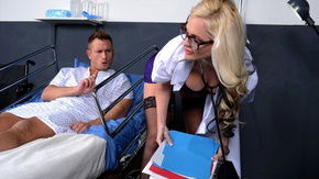 Порно пациента со зрелой докторшей в палате