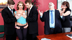 Порно ненасытной сисястой блондинки с двумя парнями