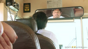 Порно с молоденькой студенткой в школьном автобусе