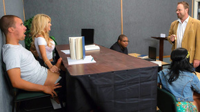 Страстный секс с молоденькой студенткой на парте