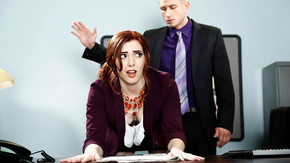 Порно рыжей секретарши на столе босса