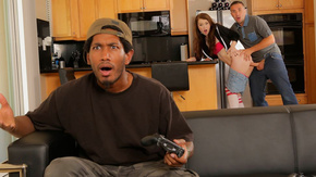 Порно рыжей красотки с другом на кухне