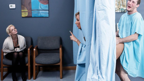 Похотливая блондинка медсестра даёт в пизду пациенту