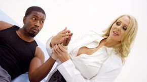 Порно негра с сисястой мамкой