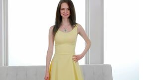 Порно кастинг с молоденькой красоткой в платье