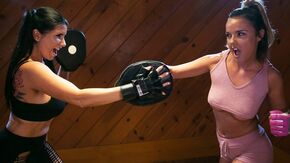 Сисястые боевые лесбиянки трахаются после тренировки