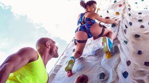 Порно лысого качка с сексуальной брюнеткой