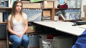 Порно охранника с молодой грабительницей в кладовке