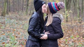 Лижут киски друг друга после прогулки в лесу