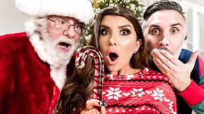 Страстный трах татуированной красотки перед новым годом в выбритую киску